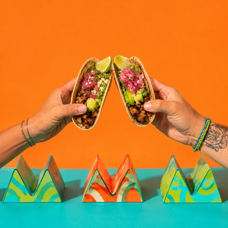 Deux tacos aux couleurs vives de la marque