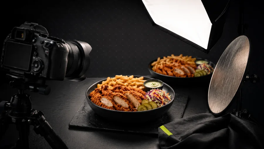 Prise de vue d'un plat en studio, avec éclairage et réflecteur